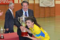 Eva Lema, que no particip� por lesi�n, levant� la Supercopa.