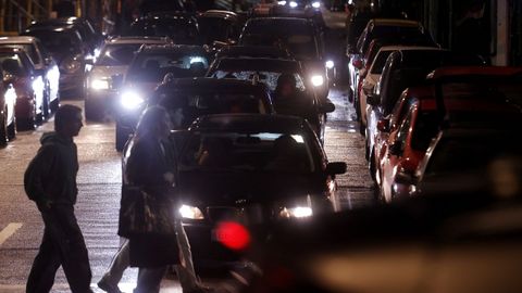 Las compras navide�as dejan otra jornada de atascos en los accesos a las zonas comerciales y al centro de A Coru�a