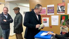 El coordinador de IU Xix�n, Faustino Sabio, vota ante la mirada de Aurelio Mart�n