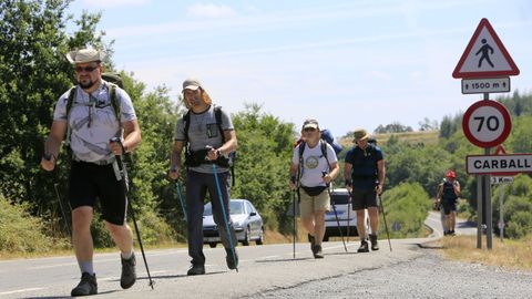 Un grupo de peregrinos por el arc�n en el Camino de Invierno, en una imagen de archivo