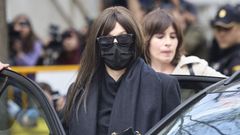 La expareja de �balos, J�ssica Rodr�guez, a su salida del Tribunal Supremo, con gafas de sol y mascarilla para no ser identificada. 