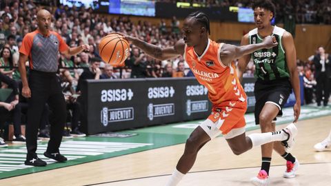 Brancou Badio, del Valencia Basket, con el bal�n durante el partido contra el Joventut.