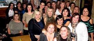 Las trabajadoras del Gadis de Ribeira, en el bar Plaza despu�s de celebrar su cena de Navidad.