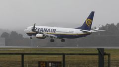 Avin de Ryanair aterrizando en el aeropuerto de Lavacolla