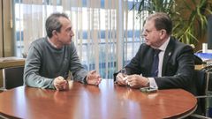 El consejero de Ordenaci�n de Territorio, Urbanismo, Vivienda y Derechos Ciudadanos , Ovidio Zapico (d), y el alcalde de Oviedo, Alfredo Canteli (i), atienden a los medios tras reunirse este lunes en la sede de la consejer�a en Oviedo