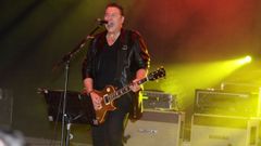 Carlos Go�i, l�der de Rev�lver, en el concierto que el grupo ofreci� en Viveiro el a�o pasado.