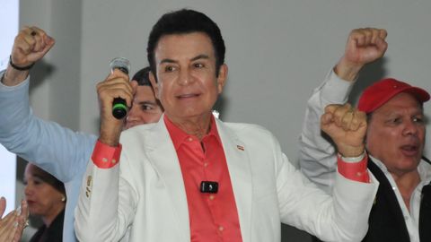 El candidato a la Presidencia de Honduras por el partido Liberal, Salvador Nasralla, habla en una rueda de prensa luego de la jornada electoral este domingo, en Tegucigalpa (Honduras).