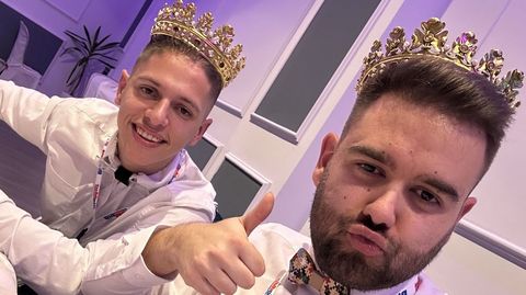 Daniel Suárez (en la foto, a la izquierda) y Pablo Godón (derecha), en la primera «Cena de Xente» celebrada el año pasado en el restaurante Leandro de Santa Comba. La segunda edición será en el mismo lugar, el 29 de noviembre.