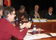 Gonz�lez, con el tel�fono m�vil durante el pleno, ante la mirada del alcalde, al fondo de la imagen. 