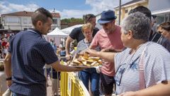 Reparto gratuito de raciones de rosca de Sober en una edici�n anterior del festejo gastron�mico