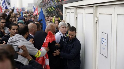 Miembros de seguridad ayudan a Pierre Plissonnier.