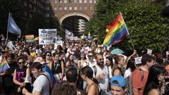 M�is de dez mil h�ngaros en Budapest. O desfile do Orgullo Gay contou con m�is de dez mil persoas que quixeron apoiar ao colectivo e manifestar o seu rexeitamento � nova lei.