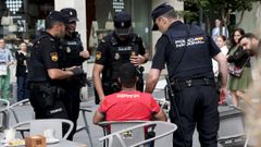Polic�as identifican a un ciudadano por un incidente en la Praza Roxa de Santiago.