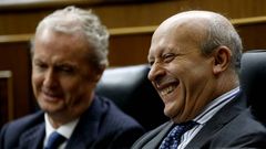 Los ministros, de Educaci�n, Jos� Ignacio Wert (d), y de Defensa, Pedro Moren�s (i), durante el debate de totalidad sobre el proyecto de ley de Presupuestos Generales del Estado para 2015, en el pleno del Congreso de los Diputados