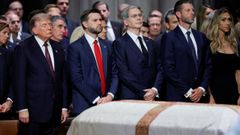 Trump, J. D. Vance, el secretario del Tesoro de EE.UU. Scott Bessent, Eric Trump y su esposa Lara en el funeral del fallecido senador estadounidense Lindsey Graham