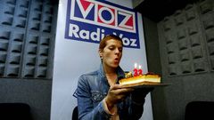 Bimba Bos� celebrando su 33� cumplea�os en los estudios de Radio Voz en el 2008 