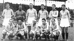 Aretio, segundo por la derecha sentado en un partido de 1944.