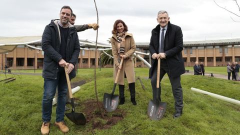 Olmo Ron, Vanda Martns y el rector, Santiago Garca Granda