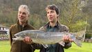 El campanu de Asturias 2022, en manos del pescador Carlos �lvarez, junto a Celestino P�rez