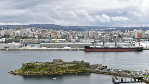 Vista de la fachada mar�tima de A Coru�a con el castillo de San Ant�n en primer plano