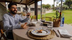 Un cliente disfruta de la comida en el pazo de Villariza, que reabri� en abril del 2023