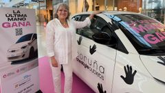 Mar�a Ferrer, responsable de m�rketing de Coru�a The Style Oulets, con el coche que la superficie comercial pone en juego
