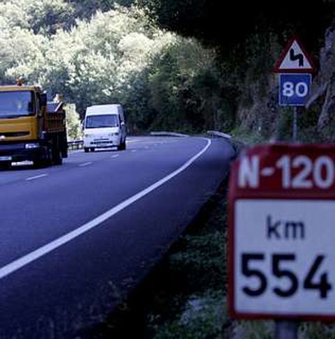 La carretera N-120, entre la capital y Os Peares, gan� en seguridad con la prohibici�n de adelantar en un tramo de once kil�metros, pero tambi�n en lentitud