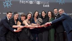 Parte del equipo de �Los domingos� posa con su premio a Mejor largometraje de ficci�n