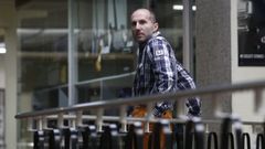 J�come, posando en las Galer�as Centrales, donde tiene su negocio y desde donde dirige DO