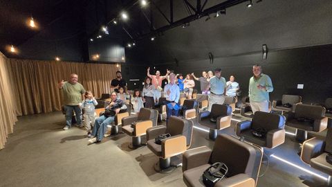 El p�blico asistente a la experiencia inmersiva muestra sus satisfacci�n tras la sesi�n de realidad virtual