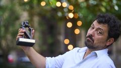 Francisco Serrano (Guarea, Badajoz, 1982), posando con la estatuilla diseada por Joaqun Camps para el premio Tusquets, en los jardines de la Fundacin Julio Muoz Ramonet, en Barcelona. 