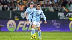 El futbolista Hugo Sotelo, con Javi Rodr�guez detr�s, durante el Betis-Celta de este domingo.