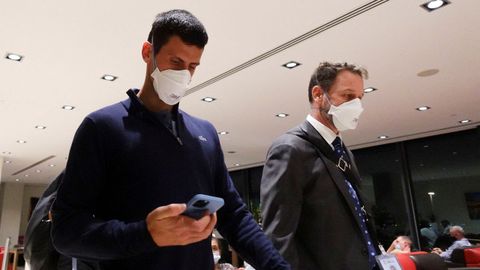 Djokovic, en el aeropuerto de Melbourne, antes de abandonar Australia