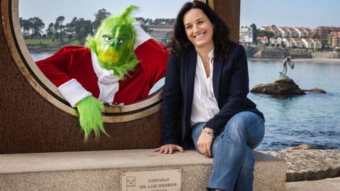 El Grinch acompaa a Elena Torres, concejala de Cultura de Sanxenxo