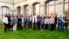 Ana Pont�n y Olalla Rodil posan con representantes de los centros de investigaci�n cient�ficos gallegos tras una reuni�n en el parlamento
