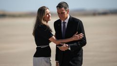 La ministra para la Transici�n Ecol�gica, Sara Aagesen, saludando al presidente del Gobierno, Pedro S�nchez, durante un acto en la base a�rea de Torrej�n de Ardoz