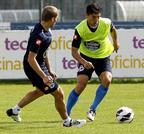 Jesús Vázquez viste medias azules desde que se rompió el peroné en marzo pasado.