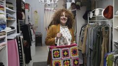 Ye posa con uno de los bolsos que hace de crochet