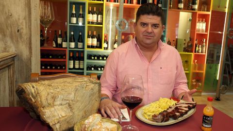 Mil costillas de cerdo despacha cada semana Juanjo Garc�a, la tercera generaci�n al frente de este concurrido local arousano fundado en 1973. El churrasco se sigue preparando exactamente igual que entonces, sobre brasas de le�a vegetal, acompa�ado de patatas fritas (nunca congeladas) y de una salsa artesana que tambi�n es ya emblema de la casa.