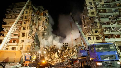 Edificio de viviendas en Dnipr� bombardeado por Rusia con misiles Kh-22 .