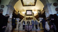 Los abogados del Estado, en el vest�bulo del pazo, entre adornos, estatuas y bustos de Franco. Era el 10 de diciembre del 2020 y acababan de recibir las llaves de Meir�s. No se ha abierto al p�blico desde entonces
