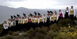 La banda de gaitas Abertal de A R�a, en una imagen promocional en uno de los montes de la comarca de Valdeorras.