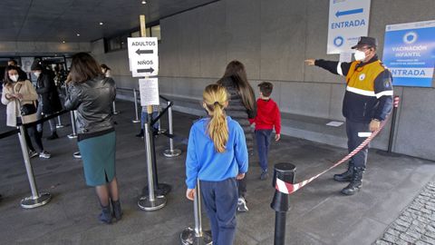 Cola de acceso para la vacunaci�n infantil en Pontevedra