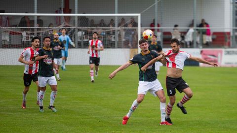 Una disputa de bal�n en el encuentro jugado entre C�ltiga y Villab�s.