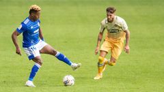 Migueln, de amarillo, presiona a Cedric en el Oviedo-Espanyol de la 20/21