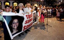 La hermana de Sonia Iglesias lee el comunicado durante la �ltima manifestaci�n.