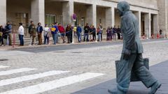 Imagen de archivo de j�venes esperando para acceder a una feria del empleo en Vigo