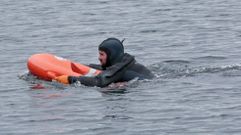 Demostraci�n de rescate con el salvavidas autopropulsado Usafe, en Mar�n