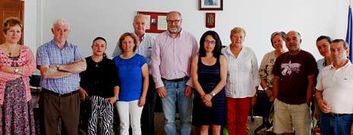 El alcalde, en el centro, artesanos y t�cnicos municipales, tras la firma de los convenios. 