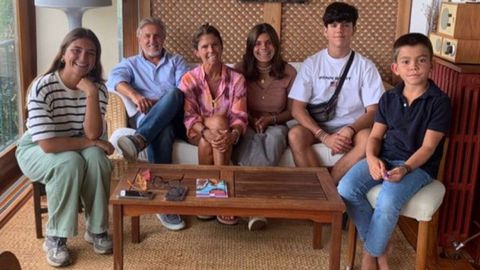 De izquierda a derecha, Cayetana, Daniel (Alvariño Heras), su mujer, Ana, y sus otros tres hijos, Lola, Cristóbal y Juan
